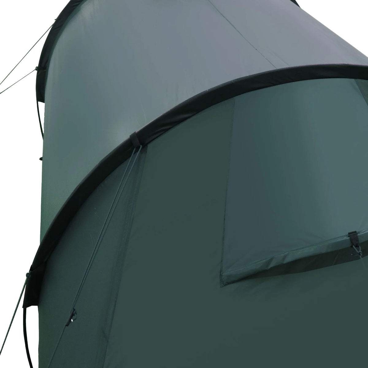 Nahaufnahme des HIGHLANDER FORCES Highlander Zelt BLACKTHORN 2 GEN2 - Green, einem 2-Personen-Zelt, mit Dach, Wand, Fensterklappe und Sicherungsleinen vor weißem Hintergrund.