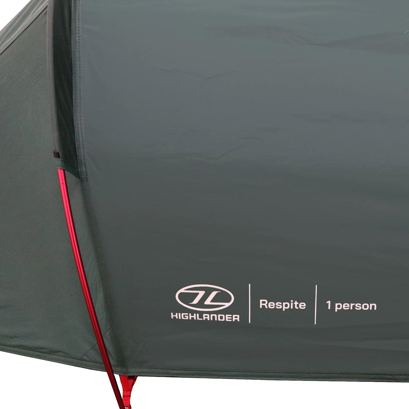 Nahaufnahme des HIGHLANDER FORCES Respite 1 Personen Tunnelzelt - Pine Green mit roten Stangen und Branding auf dem Stoff, ideal als leichtes Trekkingzelt für eine Person.