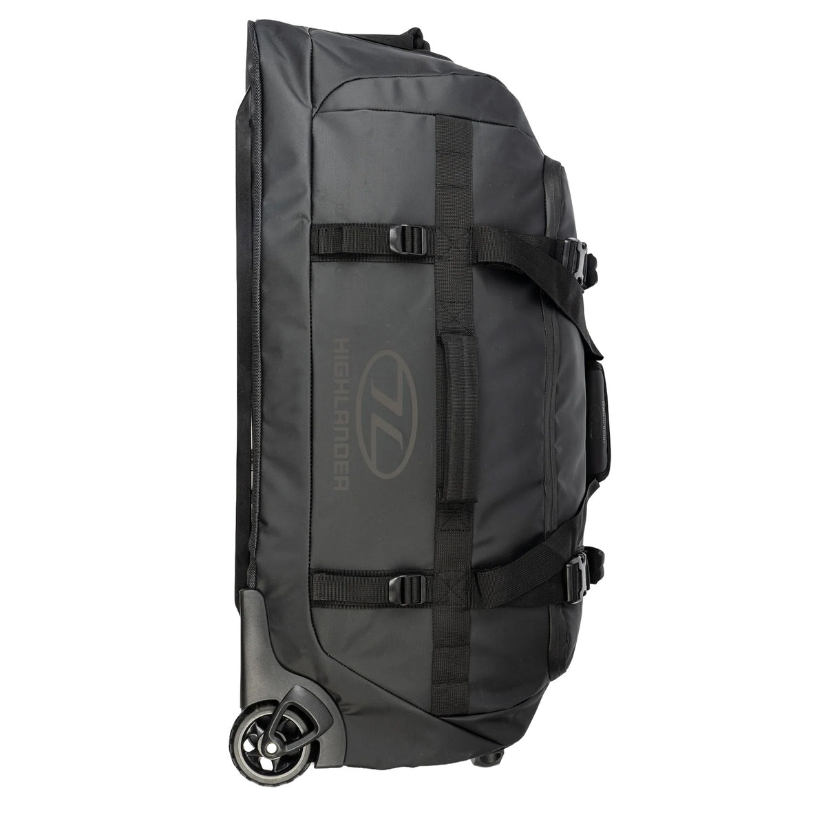Die Highlander The Trailer Duffel - 100L von HIGHLANDER FORCES ist eine große schwarze Reisetasche auf Rädern mit verstärkten Griffen und Gurten. Sie ist robust und geräumig, steht aufrecht auf ihren Rädern und zeigt das Highlander-Logo auf einer weißen Seitenwand.