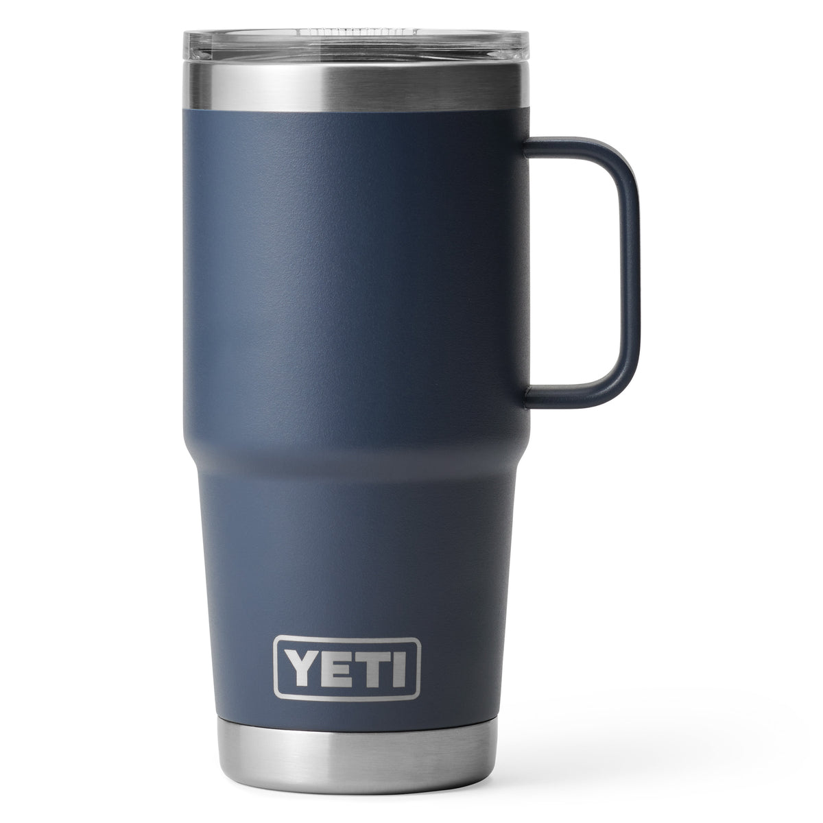 Der YETI® Reisebecher Rambler 20 Oz - Navy der Marke YETI mit silbernem Boden, Henkel und klarem Deckel ist als auslaufsicherer Kaffeebecher vor weißem Hintergrund abgebildet.