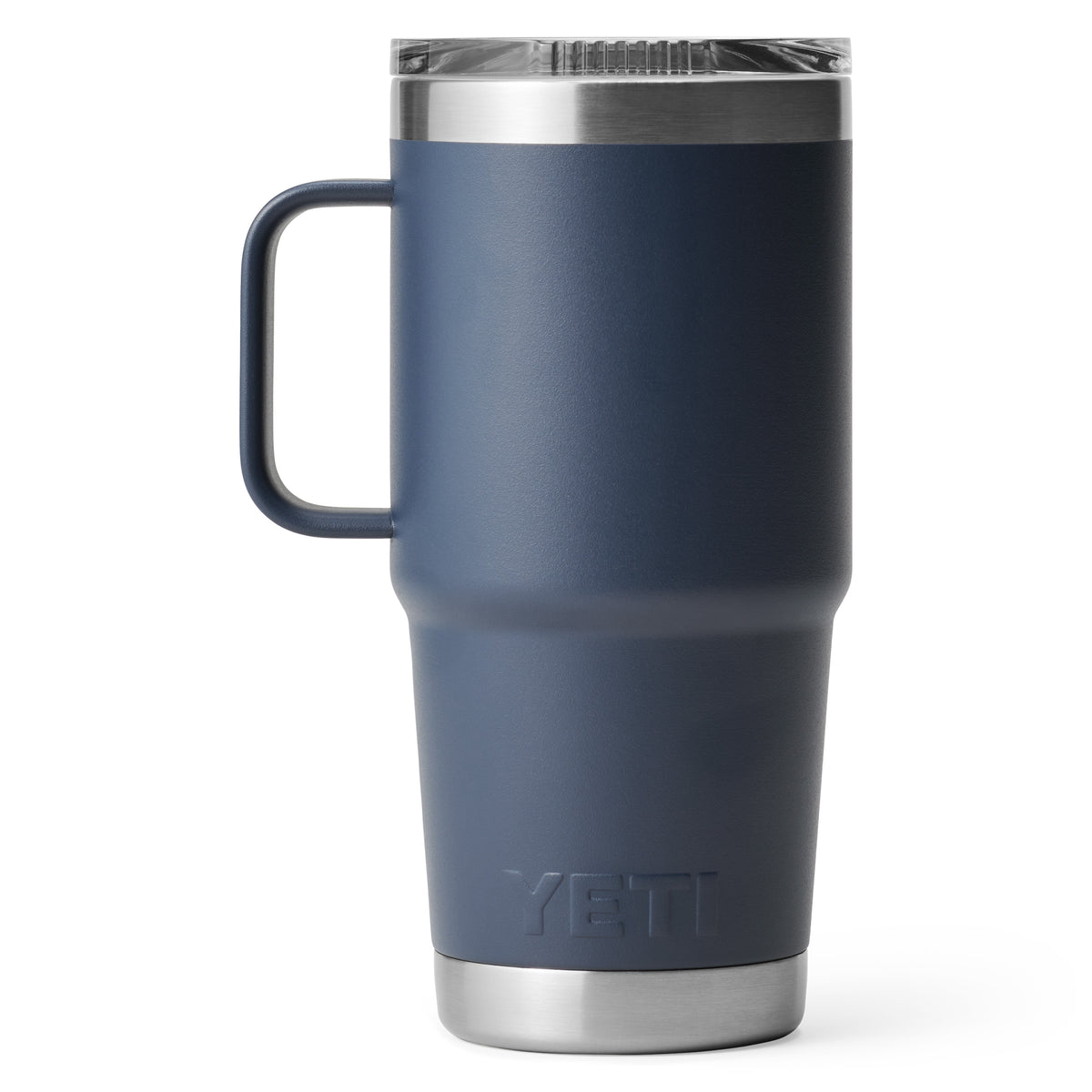 Der YETI® Reisebecher Rambler 20 Oz - Navy mit Griff, Edelstahlboden und durchsichtigem Deckel ist vor einem weißen Hintergrund abgebildet.