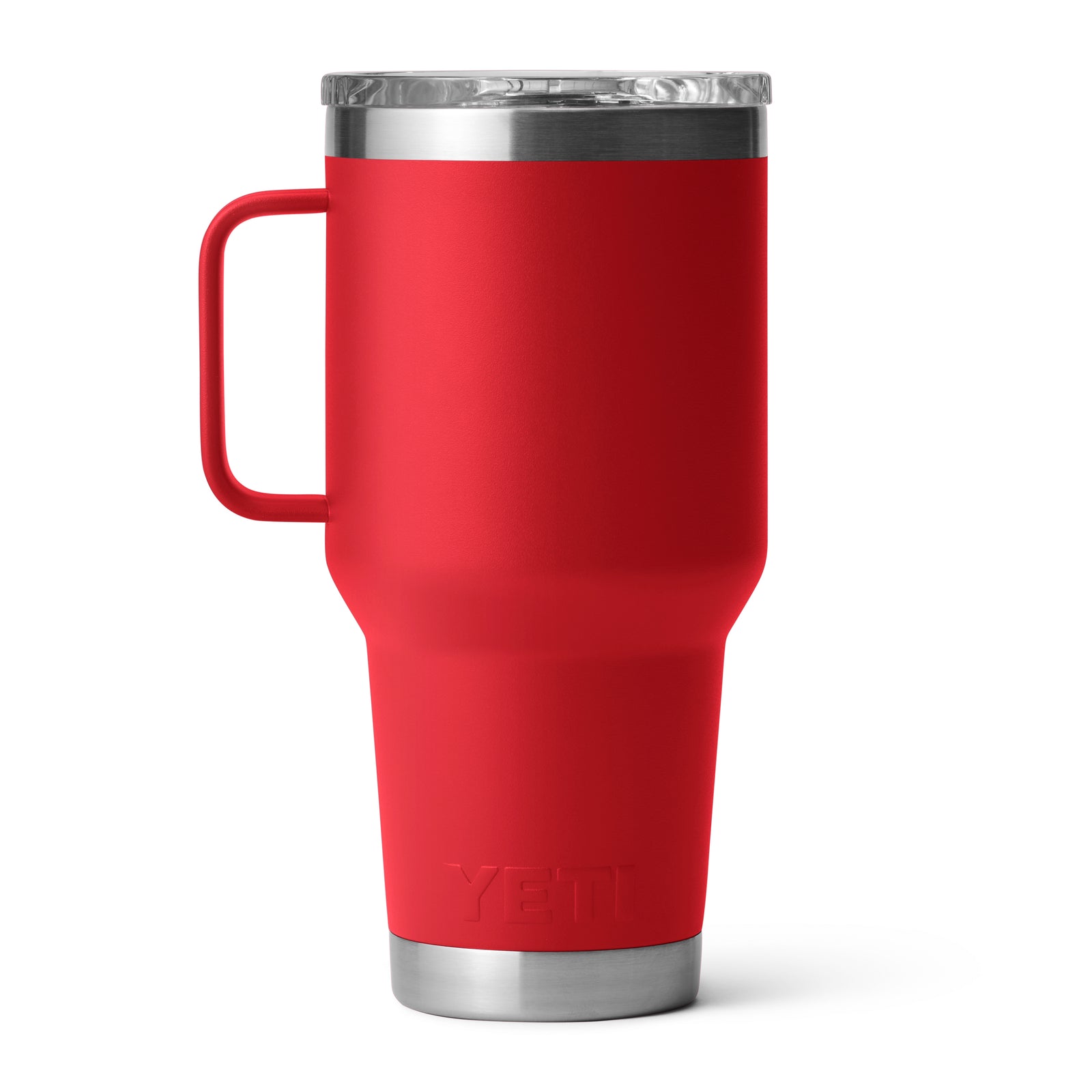 Der YETI® Reisebecher Rambler 20 Oz in Rescue Red hat einen Griff, einen durchsichtigen Deckel und einen Boden aus Edelstahl. Dieser auslaufsichere Becher von YETI ist auf einem weißen Hintergrund abgebildet.