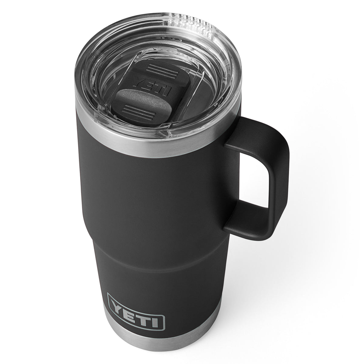 Ein YETI® Reisebecher Rambler 20 Oz in Schwarz von YETI wird von oben gezeigt, mit klarem Kunststoffdeckel und stabilem Griff auf weißem Hintergrund.