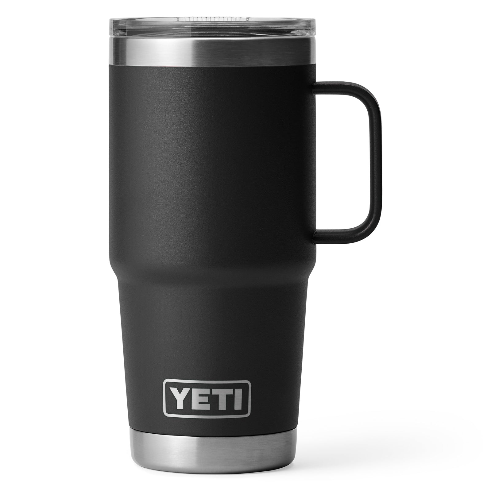 Der YETI® Reisebecher Rambler 20 Oz in Schwarz mit Griff, durchsichtigem Deckel und Edelstahlboden steht aufrecht vor einem weißen Hintergrund.
