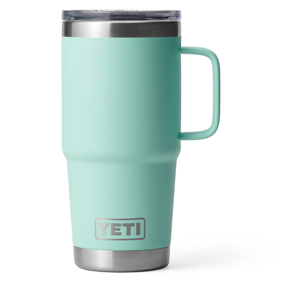 Ein YETI® Reisebecher Rambler 20 Oz in Seafoam mit Griff, klarem Deckel und Edelstahlboden ist aufrecht auf weißem Hintergrund abgebildet.
