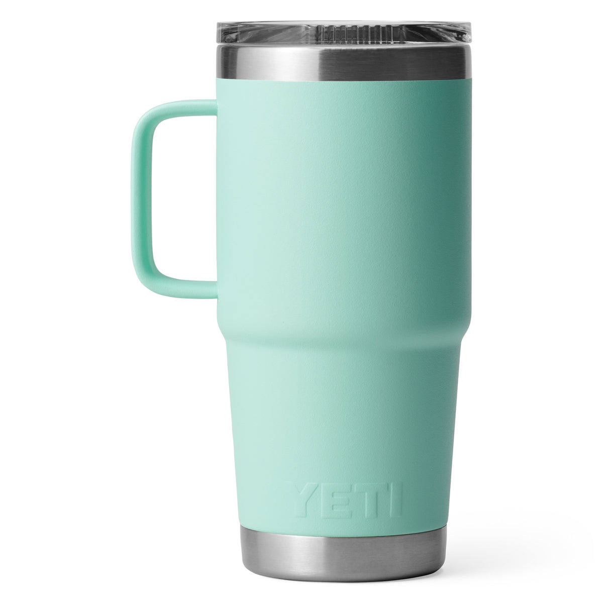 YETI® Reisebecher Rambler 20 Oz - Seafoam mit Henkel, klarem Deckel und Edelstahlboden. Der Becher ist auslaufsicher und trägt das geprägte YETI Logo nahe dem Boden.