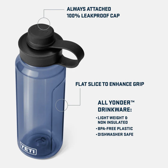 YETI® Yonder™ 1L Wasserflasche in Navy mit schwarzem, auslaufsicherem Deckel und Trageschlaufe. Mit flachen Griffseiten, leicht, bruchfest und aus BPA-freiem, spülmaschinenfestem Kunststoff.