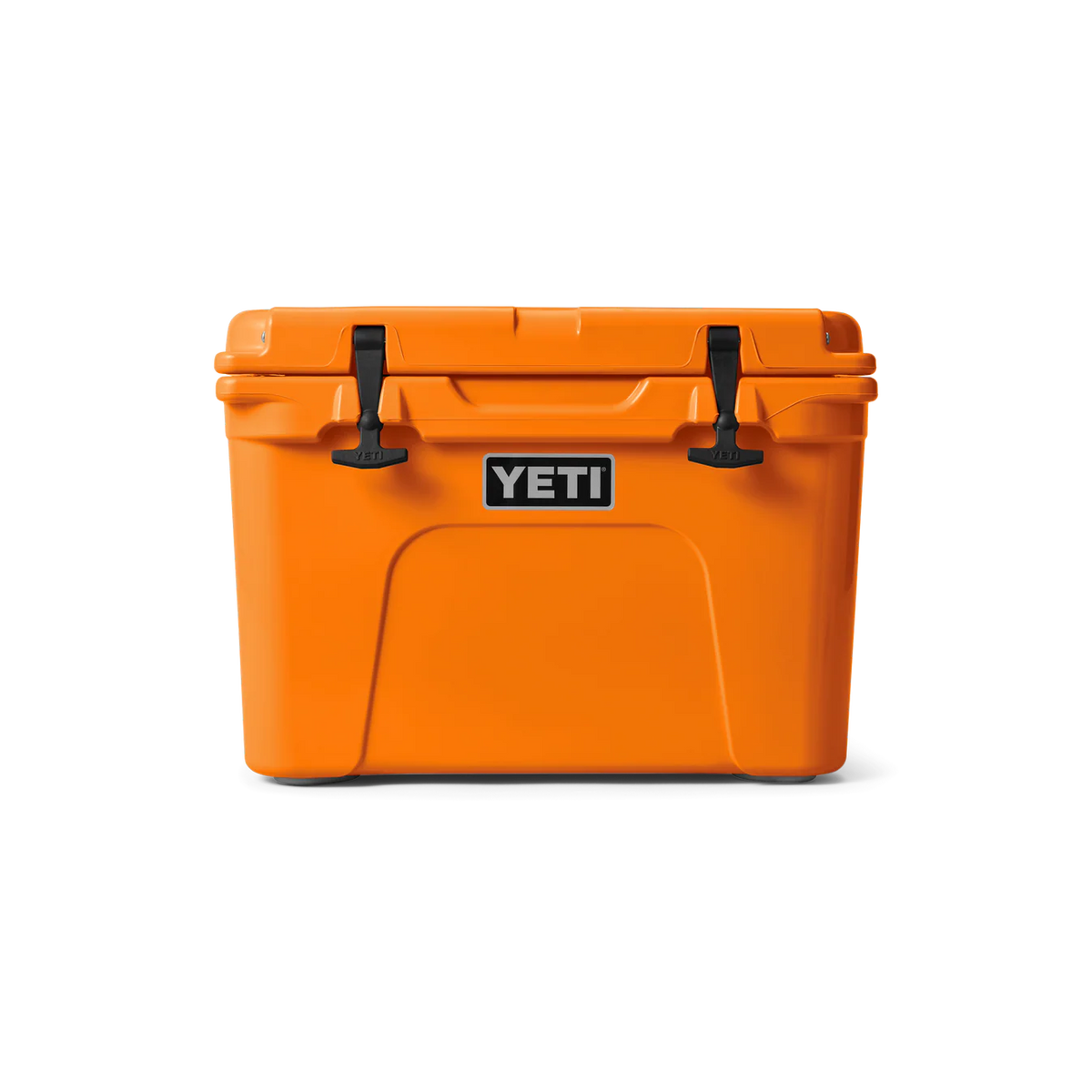 Die YETI® Kühlbox Tundra 35 - King Crab hat ein leuchtend orangefarbenes Design, zwei schwarze Verschlüsse und ein auffälliges YETI-Logo auf der Vorderseite. Die robuste, rotationsgeformte Konstruktion garantiert Langlebigkeit und Zuverlässigkeit vor einem schlichten weißen Hintergrund.