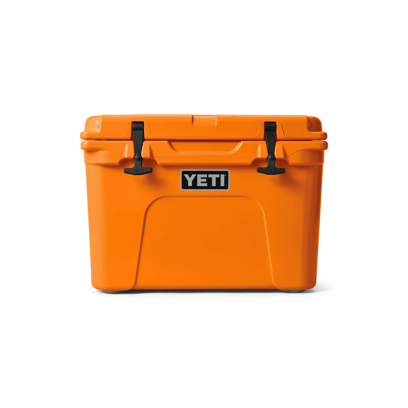 Die YETI® Kühlbox Tundra 35 - King Crab hat ein leuchtend orangefarbenes Design, zwei schwarze Verschlüsse und ein auffälliges YETI-Logo auf der Vorderseite. Die robuste, rotationsgeformte Konstruktion garantiert Langlebigkeit und Zuverlässigkeit vor einem schlichten weißen Hintergrund.