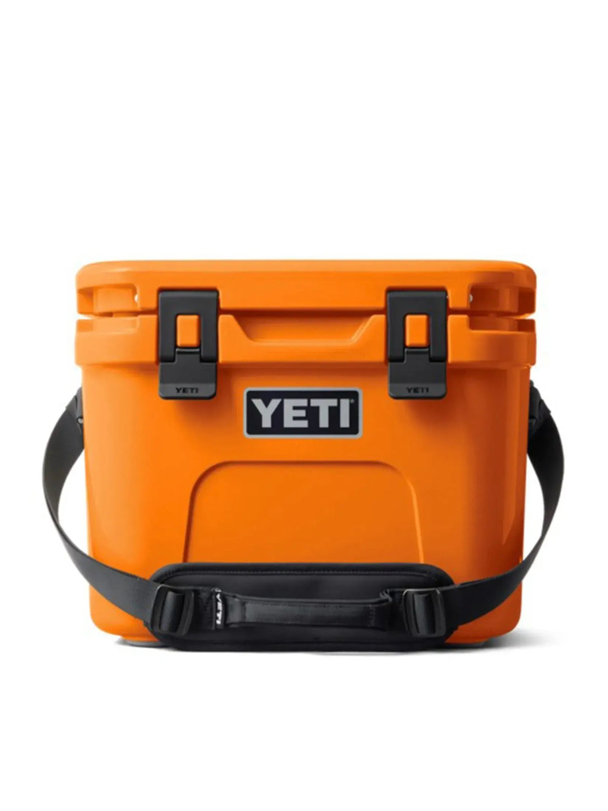 Die YETI® Kühlbox Roadie 15 - King Crab ist eine leuchtend orangefarbene Kühlbox mit schwarzen Griffen und Verschlüssen an der Vorderseite, die mit dem YETI-Logo versehen sind. Diese robuste Outdoor-Kühlbox hält Ihre Sachen auf jedem Abenteuer kalt.
