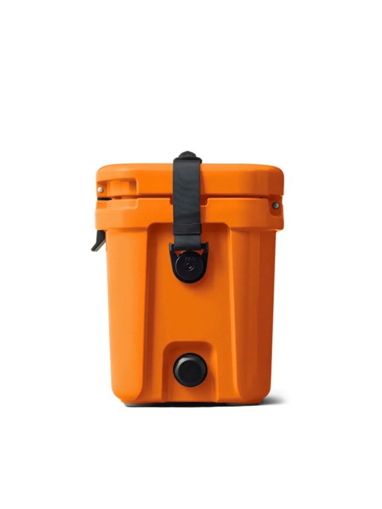 Die YETI® Kühlbox Roadie 15 - King Crab ist eine orangefarbene Hartschalenkühlbox mit einem schwarzen Frontverschluss, einem seitlichen Griff und einem Abflussstopfen, der auf einem schlichten weißen Hintergrund abgebildet ist.