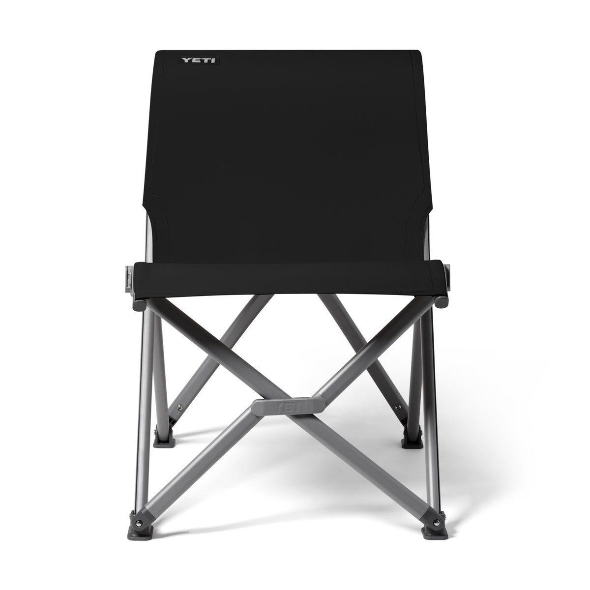 Der YETI® Camping Stuhl Trailhead Field - Black von YETI steht mit der Vorderseite nach vorne auf einem weißen Hintergrund. Der robuste graue Rahmen, die gekreuzten Beine und das YETI-Logo auf der Rückenlehne sorgen für einen schlanken, modernen Look.