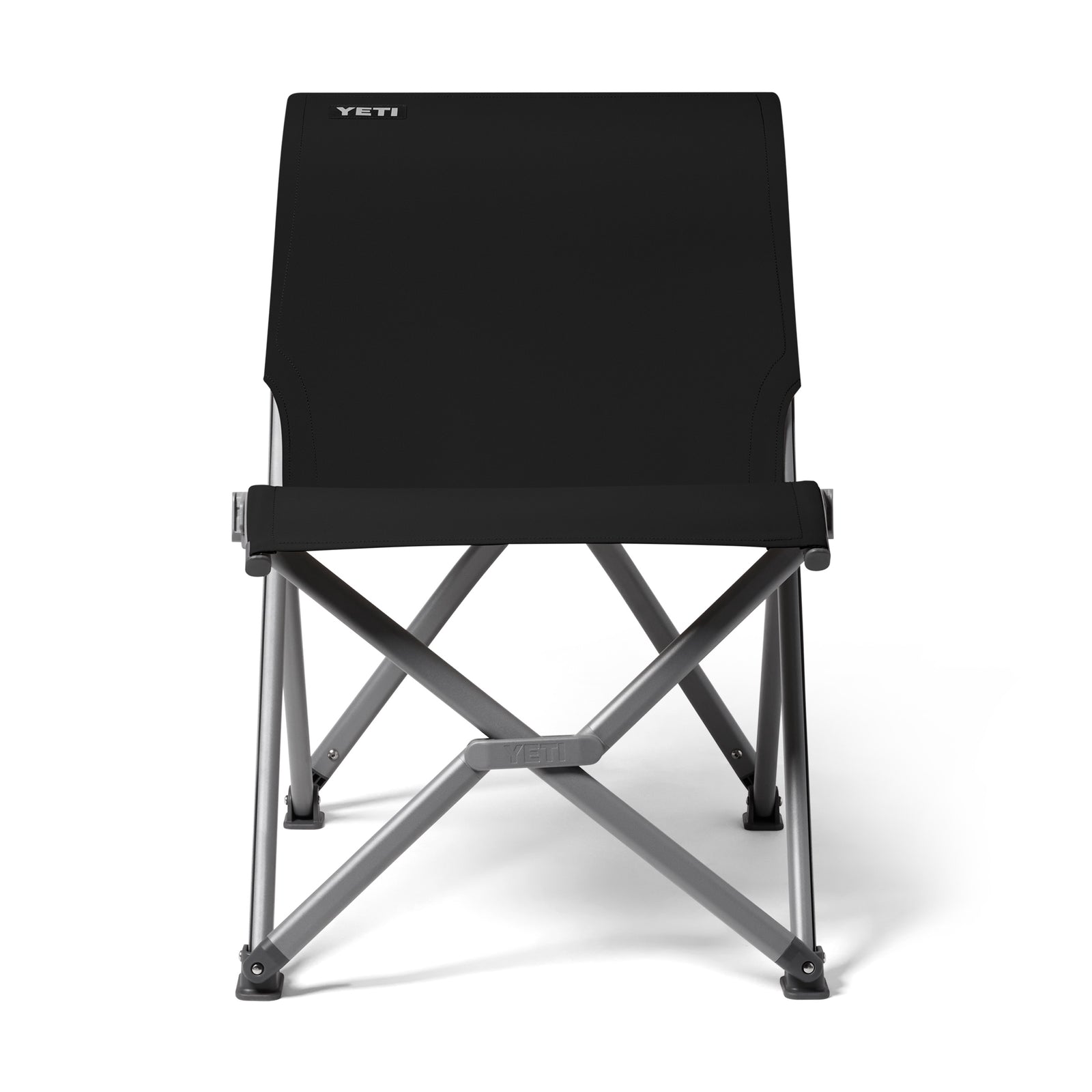 Der YETI® Camping Stuhl Trailhead Field - Black von YETI steht mit der Vorderseite nach vorne auf einem weißen Hintergrund. Der robuste graue Rahmen, die gekreuzten Beine und das YETI-Logo auf der Rückenlehne sorgen für einen schlanken, modernen Look.