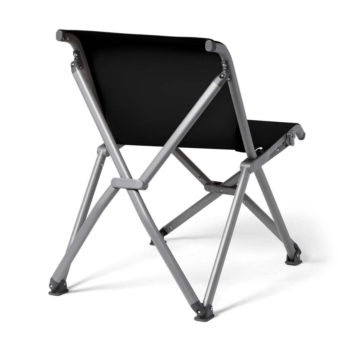 Der YETI® Camping Stuhl Trailhead Field - Black von YETI ist von hinten auf weißem Hintergrund abgebildet und verfügt über ein einfaches, funktionales Design mit X-förmigen Stützen - ideal für jede Umgebung.
