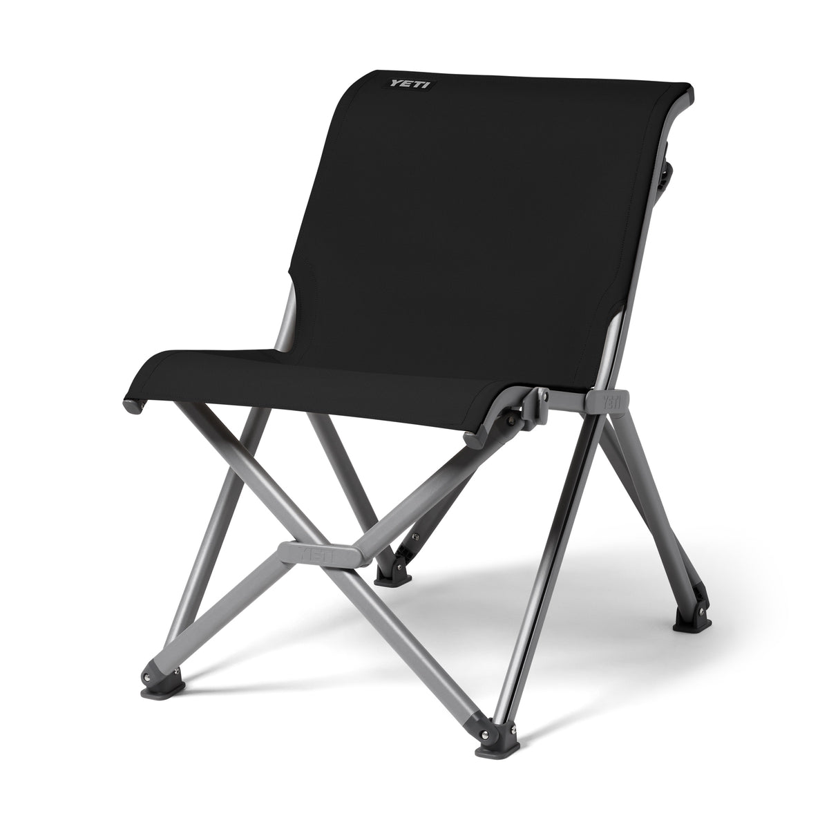 Der YETI® Camping Stuhl Trailhead Field in Schwarz von YETI mit faltbarem Design, stabilem Metallrahmen und leicht geneigter Rückenlehne wird auf weißem Hintergrund dargestellt.