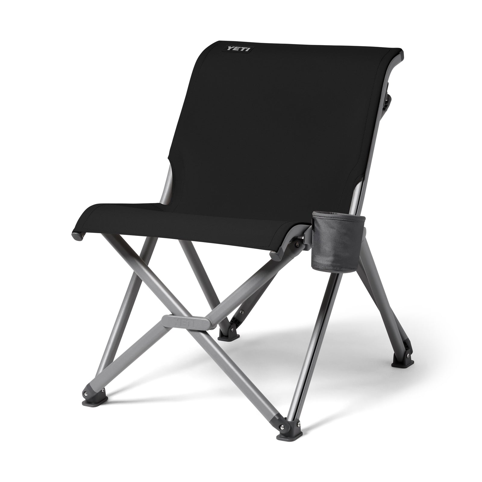 Der YETI® Camping Stuhl Trailhead Field - Black von YETI verfügt über einen robusten silbernen Aluminiumrahmen und einen Becherhalter auf der rechten Seite, was ihn ideal für Outdoor-Abenteuer macht. Auf weißem Hintergrund abgebildet.