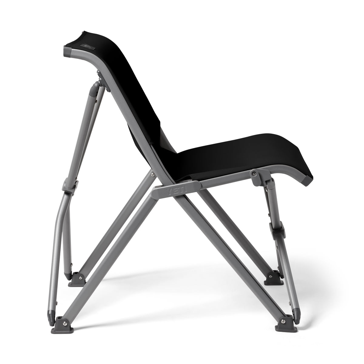 Der YETI® Camping Stuhl Trailhead Field - Black verfügt über einen schwarzen Sitz und eine schwarze Rückenlehne mit einem robusten grauen Metallrahmen, der seitlich vor einem weißen Hintergrund abgebildet ist - eine elegante Ergänzung für jedes Abenteuer von YETI.