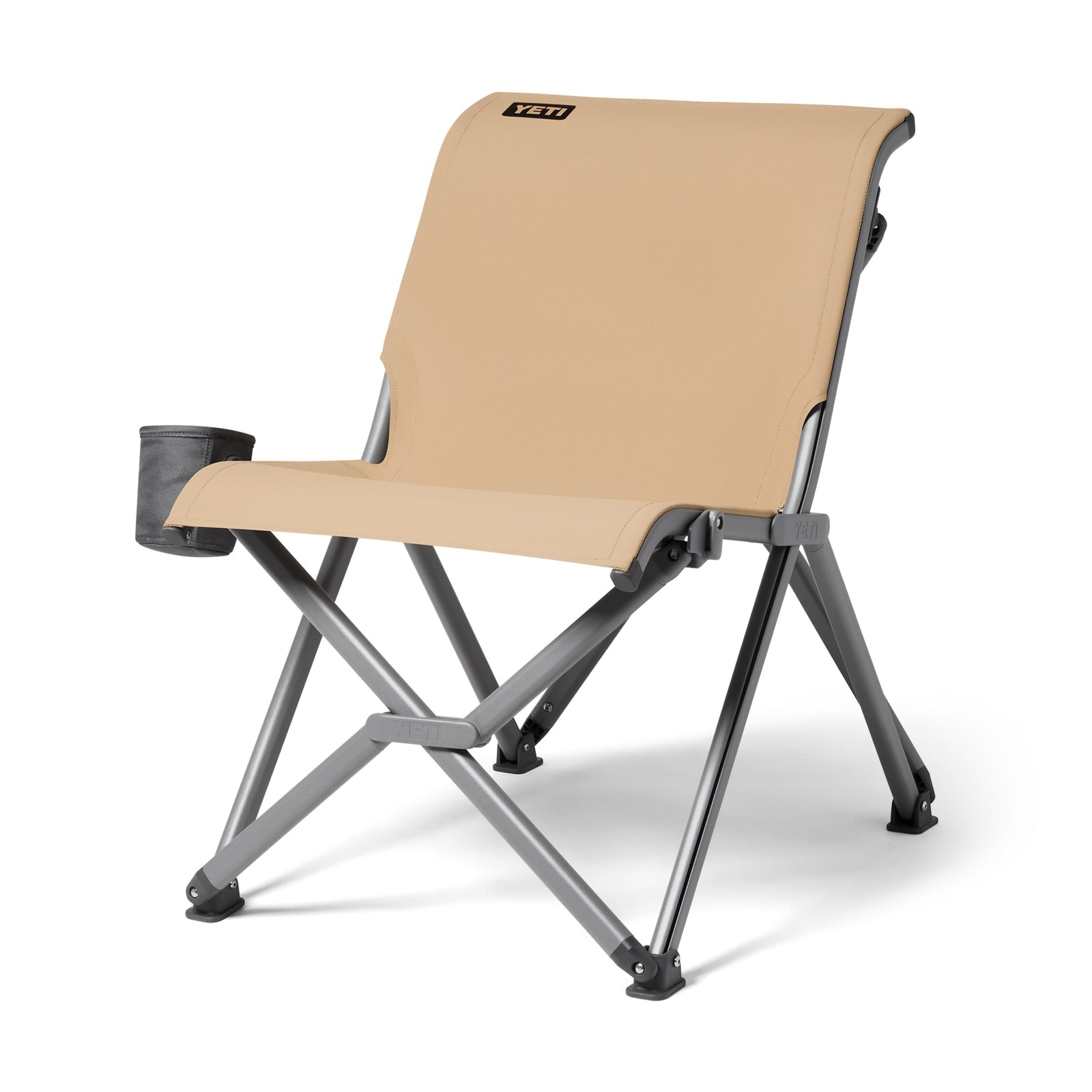 Der YETI® Camping Stuhl Trailhead Field in Hellbraun hat einen stabilen grauen Rahmen, einen Becherhalter an der linken Armlehne und ein kleines YETI-Logo auf der Rückenlehne - ideal zum Entspannen im Freien.