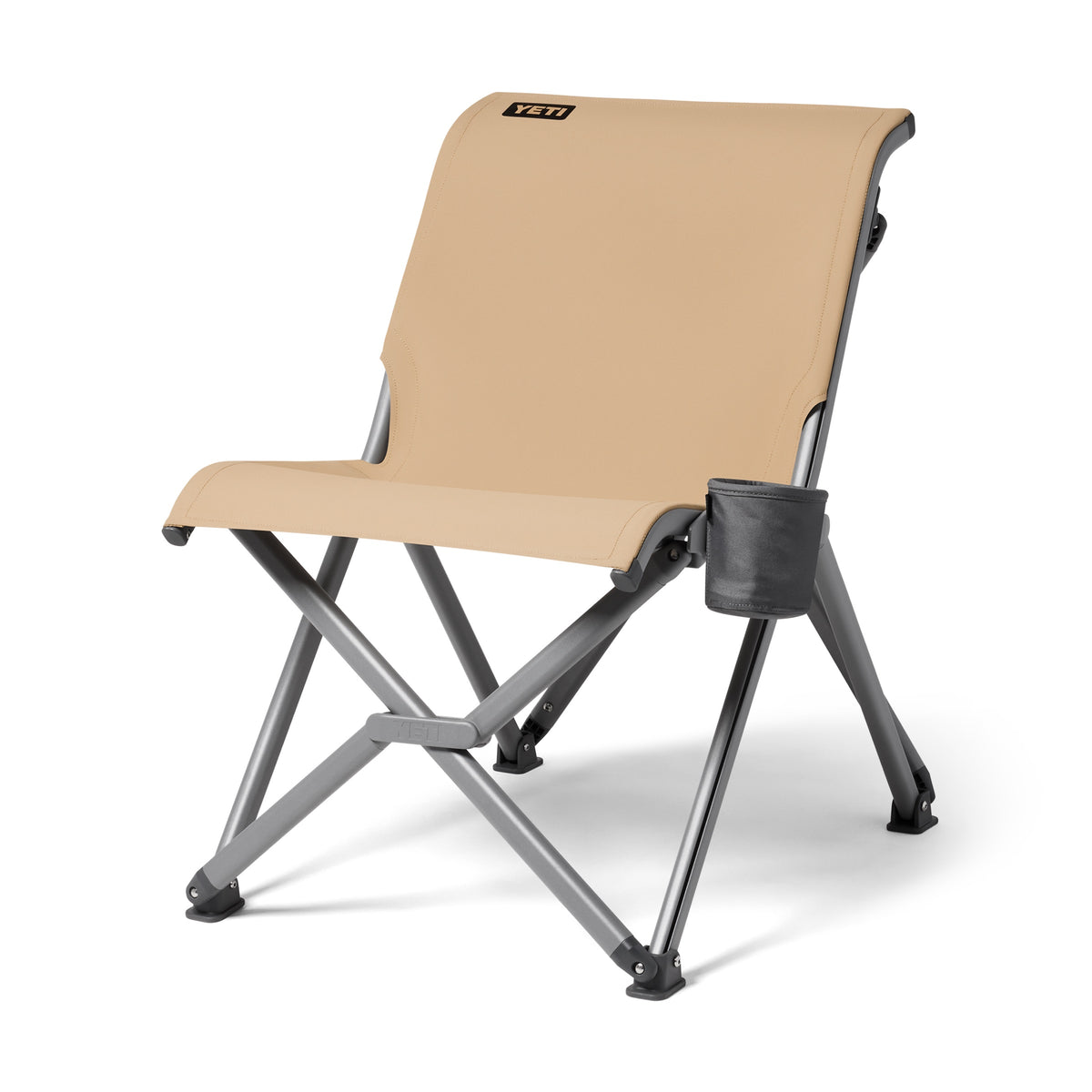 Der YETI® Camping Stuhl Trailhead Field - Tan hat einen stabilen grauen Metallrahmen, einen schwarzen Becherhalter auf der rechten Seite und das YETI-Logo auf der oberen Rückenlehne - ideal für Outdoor-Abenteuer.