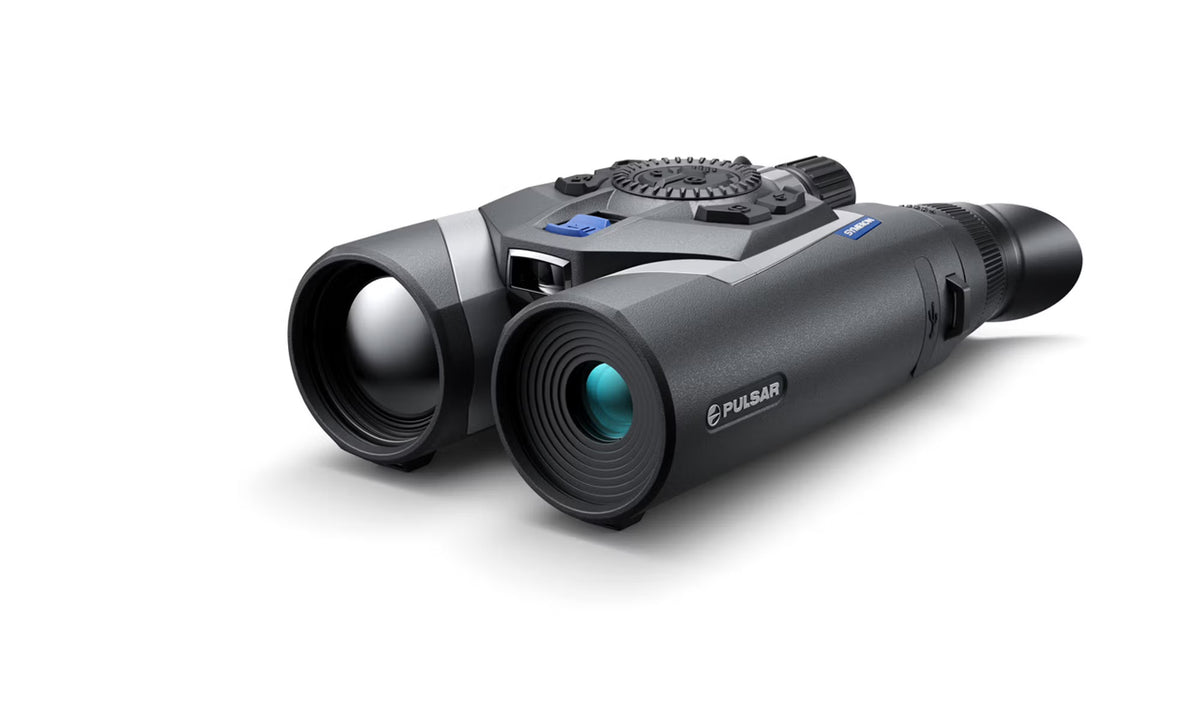 Ein schwarzes PULSAR Multispektrales Fernglas Symbion LRF DXR50 ist auf weißem Hintergrund abgebildet und verfügt über zwei Objektive, Bedienknöpfe an der Oberseite und ein kompaktes ergonomisches Design.