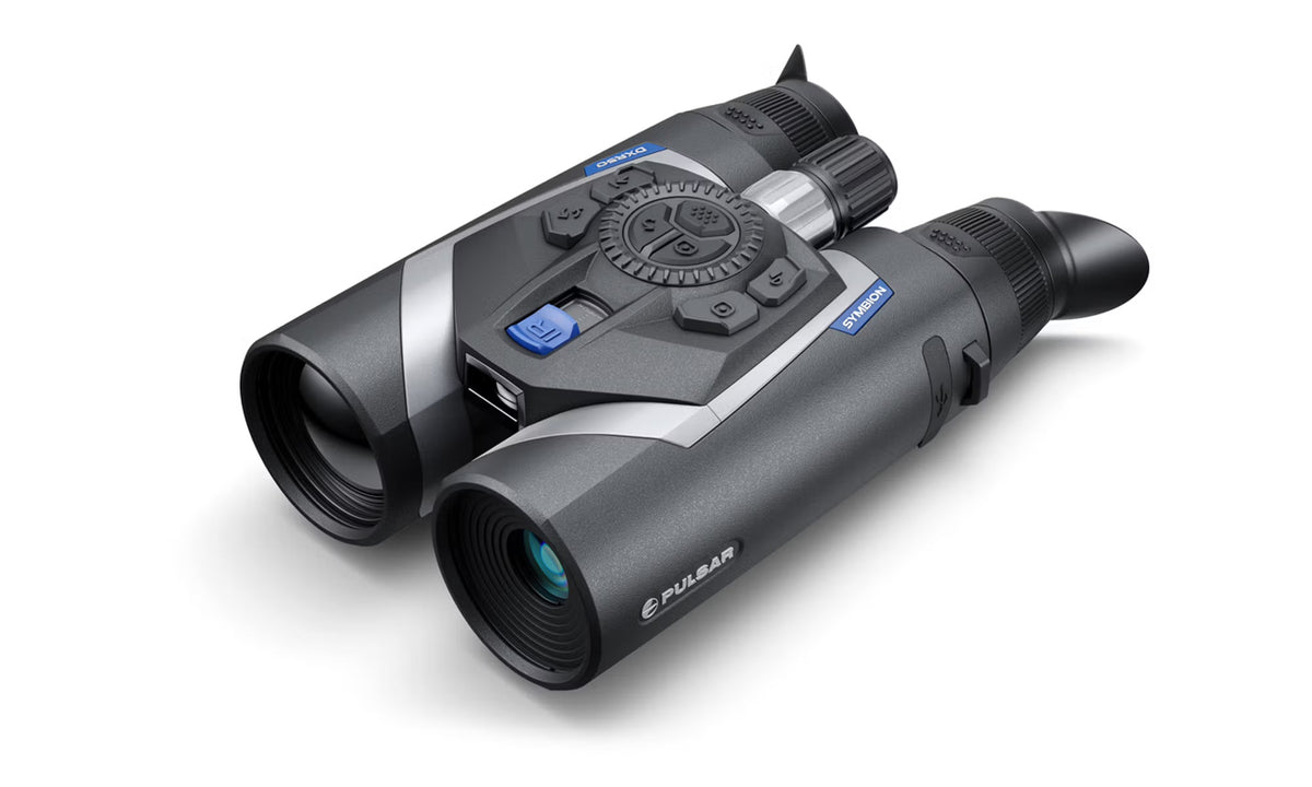 Ein Paar PULSAR Pulsar Multispektrales Fernglas Symbion LRF DXR50 mit schlankem grau-schwarzem Design, blauen Tasten, Doppellinsen und Wärmebild-Fernglas-Technologie ruht auf einer weißen Oberfläche.