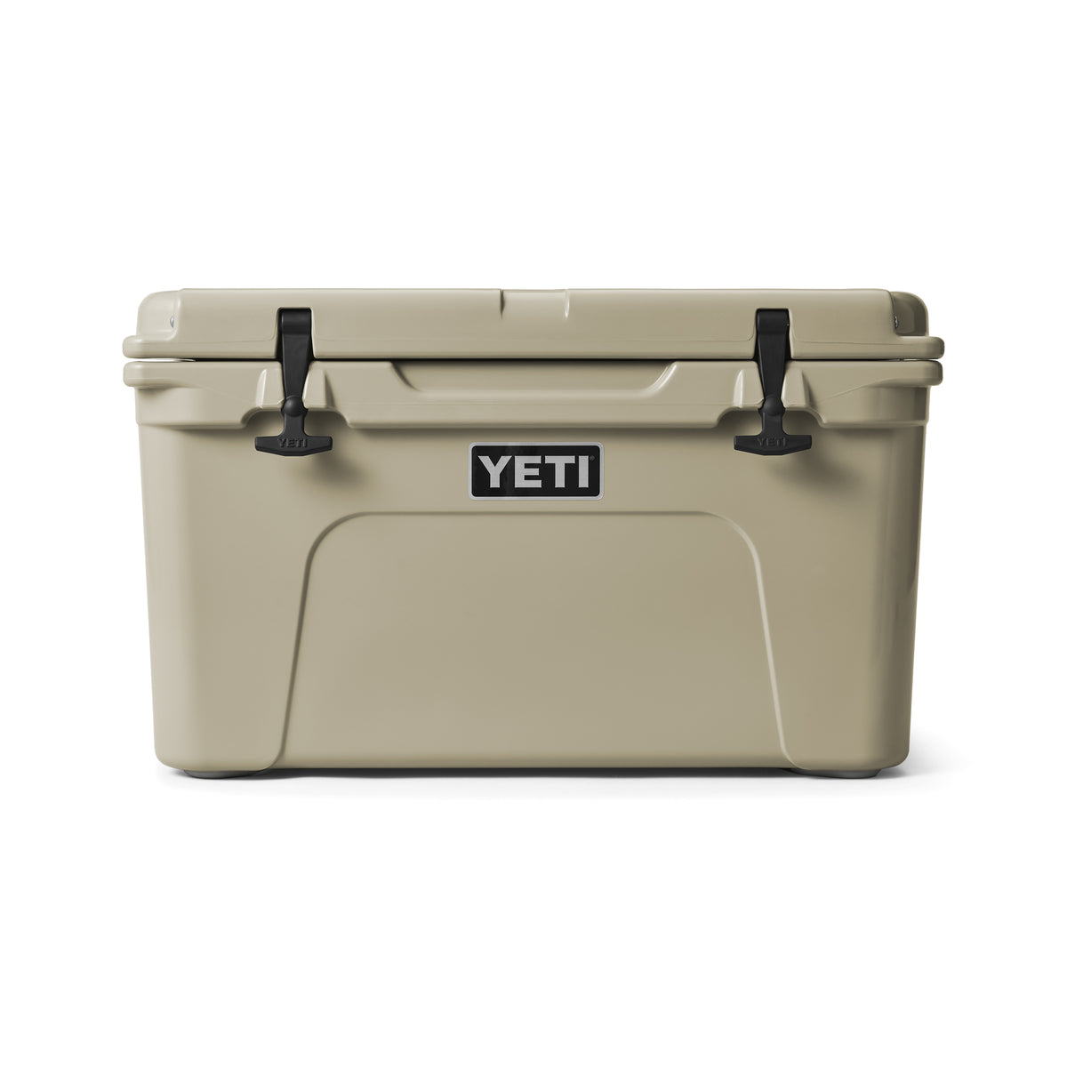 Die YETI® Kühlbox Tundra 45 - Tan von YETI verfügt über ein schwarz-weißes Logo, zwei schwarze Verschlüsse und eine robuste Bauweise - ideal als zuverlässige Isolierbox für jedes Abenteuer. Abgebildet vor einem schlichten weißen Hintergrund.