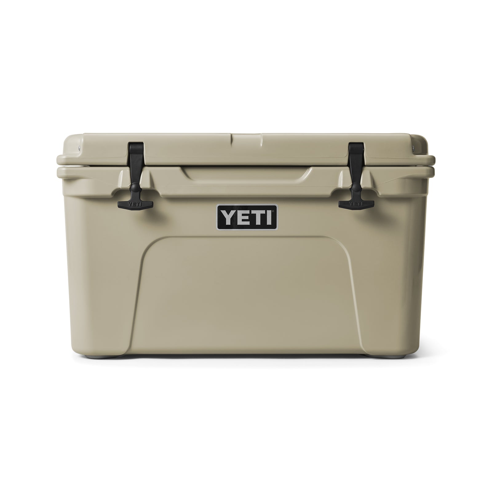 Die YETI® Kühlbox Tundra 45 - Tan von YETI verfügt über ein schwarz-weißes Logo, zwei schwarze Verschlüsse und eine robuste Bauweise - ideal als zuverlässige Isolierbox für jedes Abenteuer. Abgebildet vor einem schlichten weißen Hintergrund.