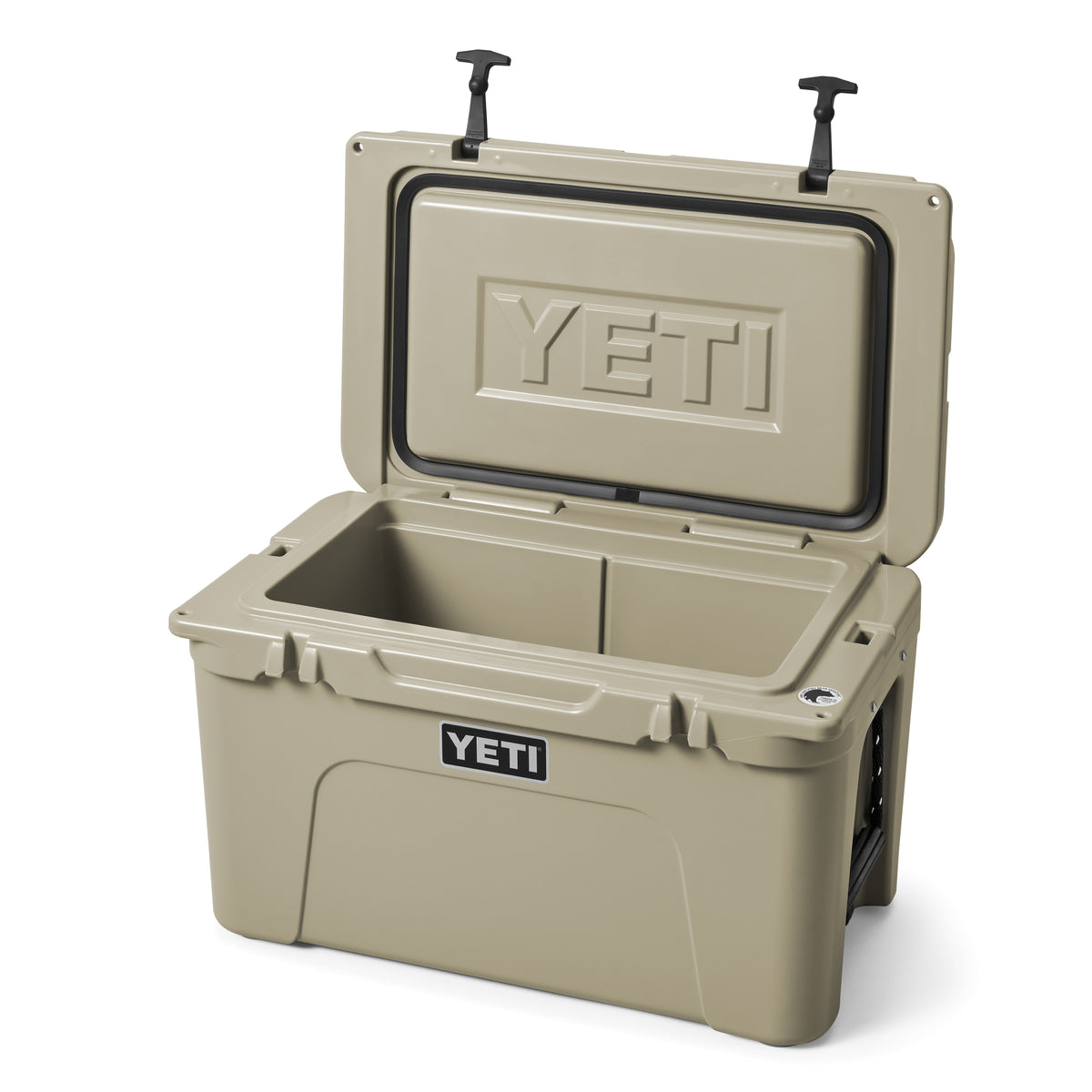 Eine YETI® Kühlbox Tundra 45 - Tan mit geöffnetem Deckel zeigt einen leeren Innenraum und trägt das YETI-Logo sowohl auf der Innenseite des Deckels als auch auf der Vorderseite dieser robusten Kühlbox.
