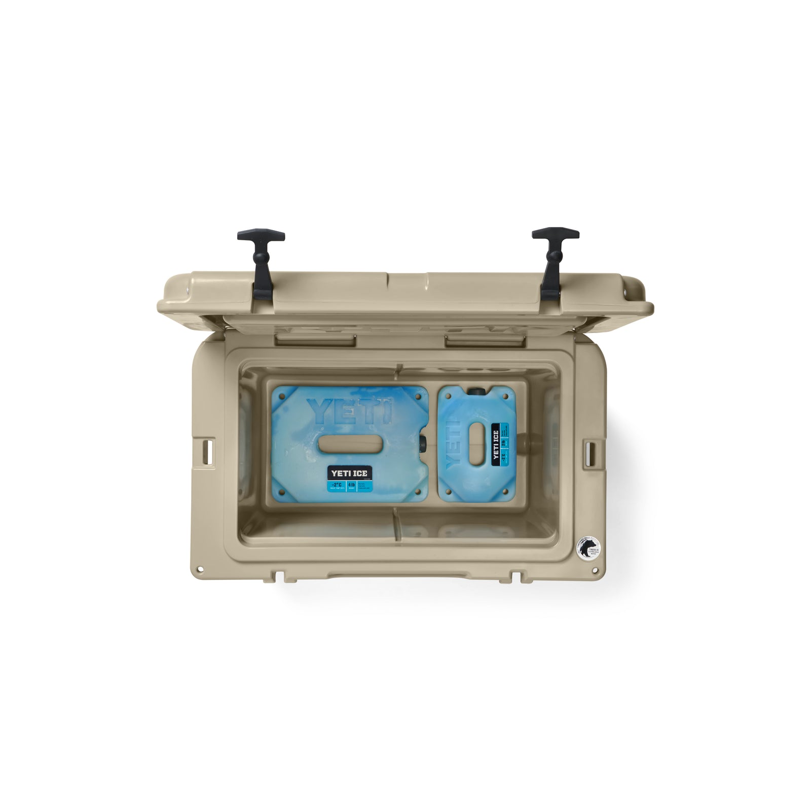 Draufsicht auf eine geöffnete YETI® Kühlbox Tundra 45 - Tan mit zwei blauen YETI Ice Packs im Inneren und geöffnetem Deckel, mit schwarzen Verschlüssen und einem geräumigen Innenraum.