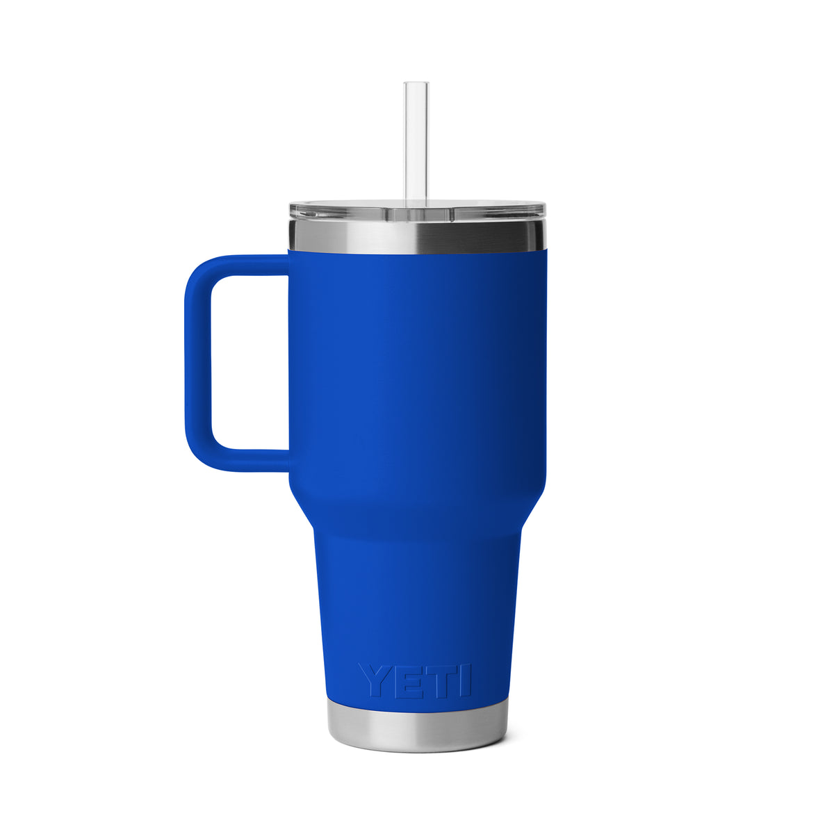 Der YETI® Becher Rambler 35 Oz Straw Mug in Royale Blue ist ein hoher Becher mit großem Henkel, silbernem Strohhalmdeckel, durchsichtigem Strohhalm, doppelwandiger Vakuumisolierung, Edelstahlakzenten und einem geprägten YETI-Logo.