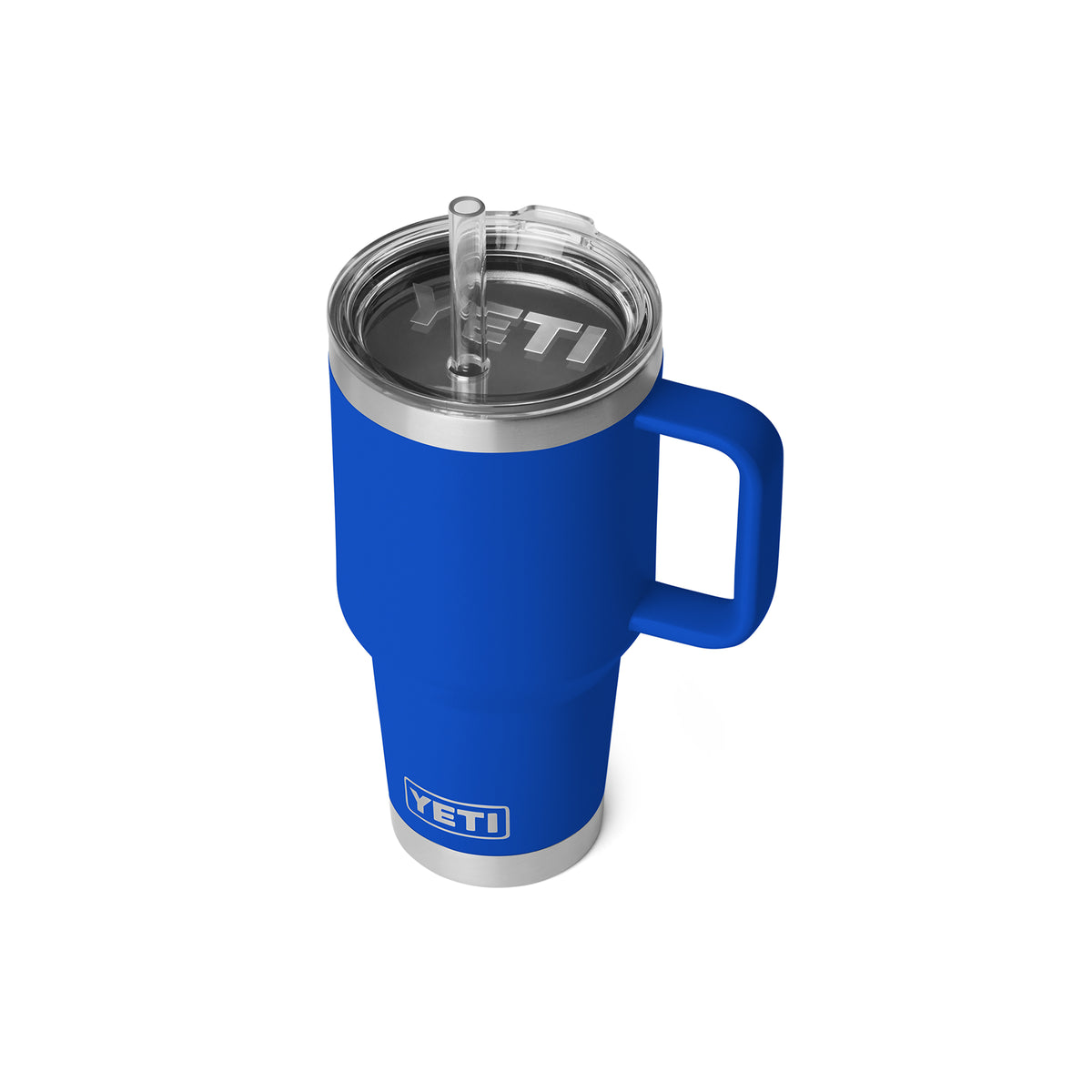 Der YETI® Becher Rambler 35 Oz Straw Mug in Royale Blue mit Henkel, klarem Trinkhalmdeckel, doppelwandiger Vakuumisolierung und Edelstahlboden. Das YETI-Logo ist nahe dem unteren Rand auf weißem Hintergrund sichtbar.