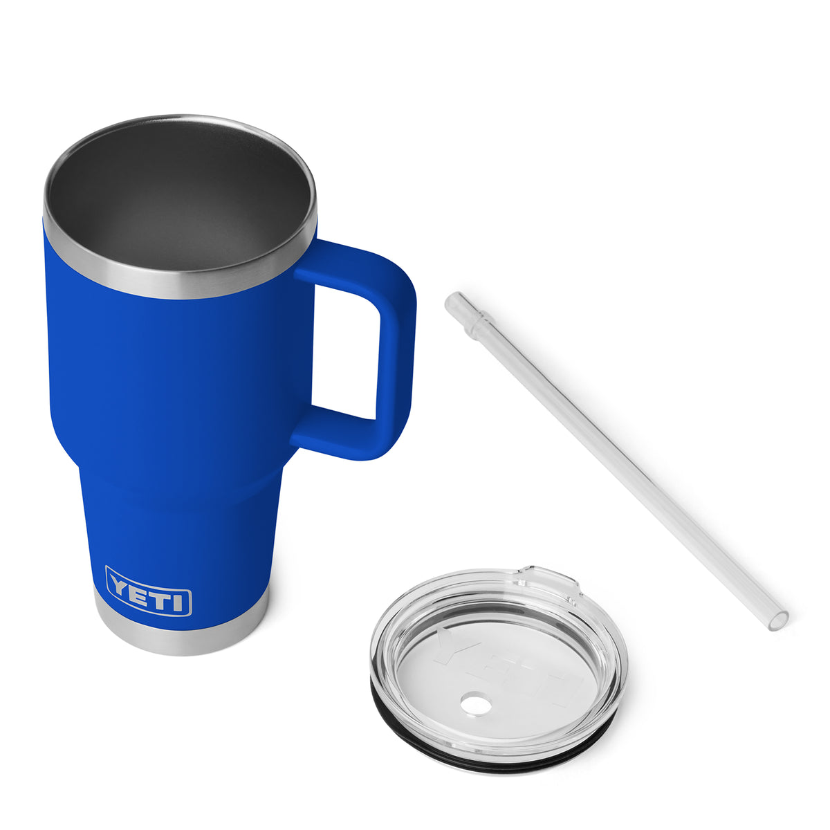 Der royalblaue YETI® Becher Rambler 35 Oz Straw Mug steht mit klarem Deckel und weißem Strohhalm auf weißem Hintergrund. Seine doppelwandige Vakuumisolierung hält Getränke lange heiß oder kalt.
