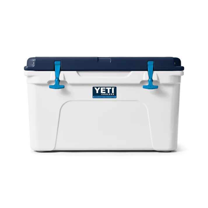 Die YETI® Kühlbox Tundra 45 - White/Blue, eine Limited Edition von YETI, hat einen weißen Korpus, einen dunkelblauen Deckel und blaue Verschlüsse. Mit ihrer Vorderseite auf einem schlichten weißen Hintergrund verbindet sie kultiges Design mit zuverlässiger Leistung.