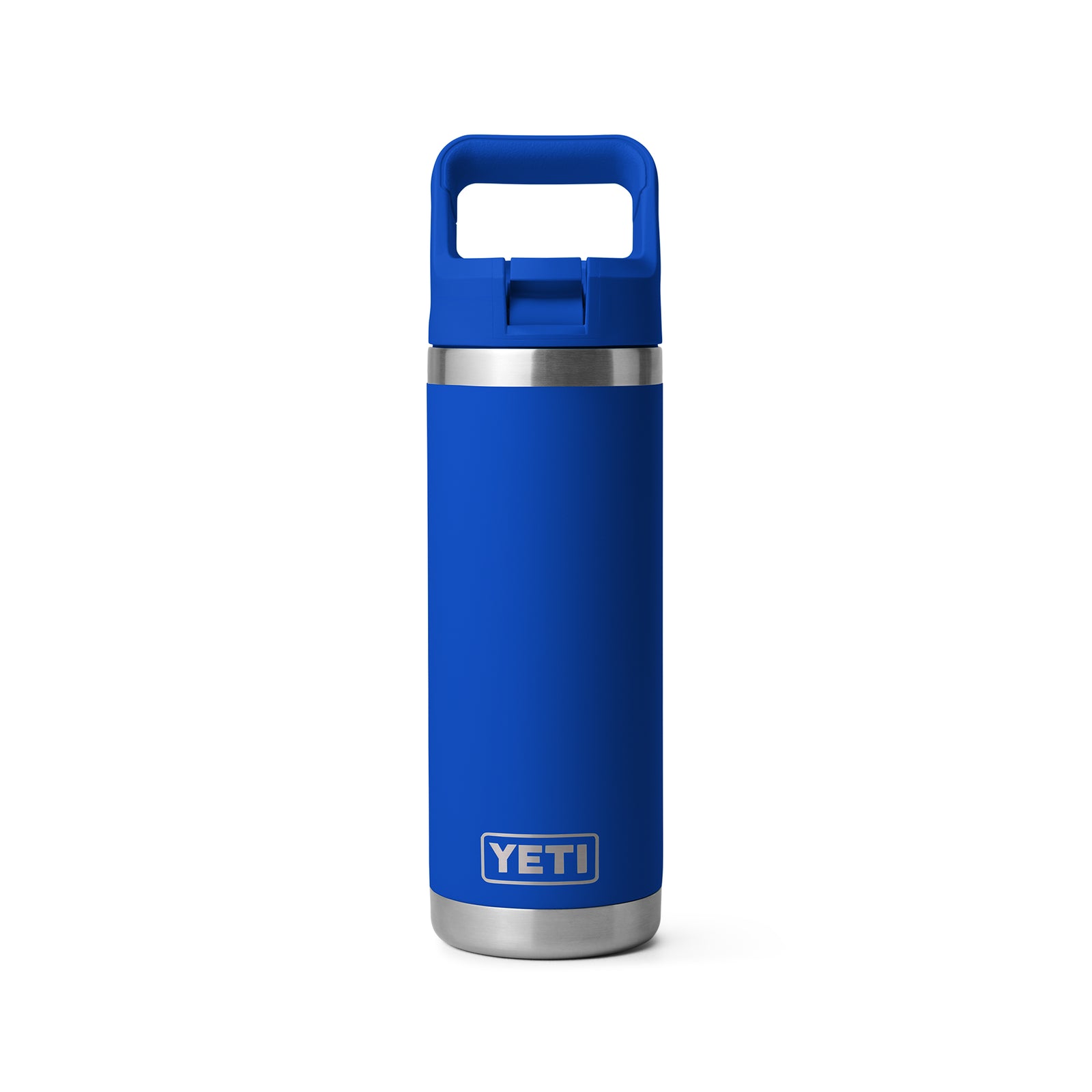 Eine YETI® Flasche Rambler 18 Oz Straw Bottle in Royale Blue steht mit Tragegriff am Deckel und Vakuumisolierung aufrecht vor weißem Hintergrund.