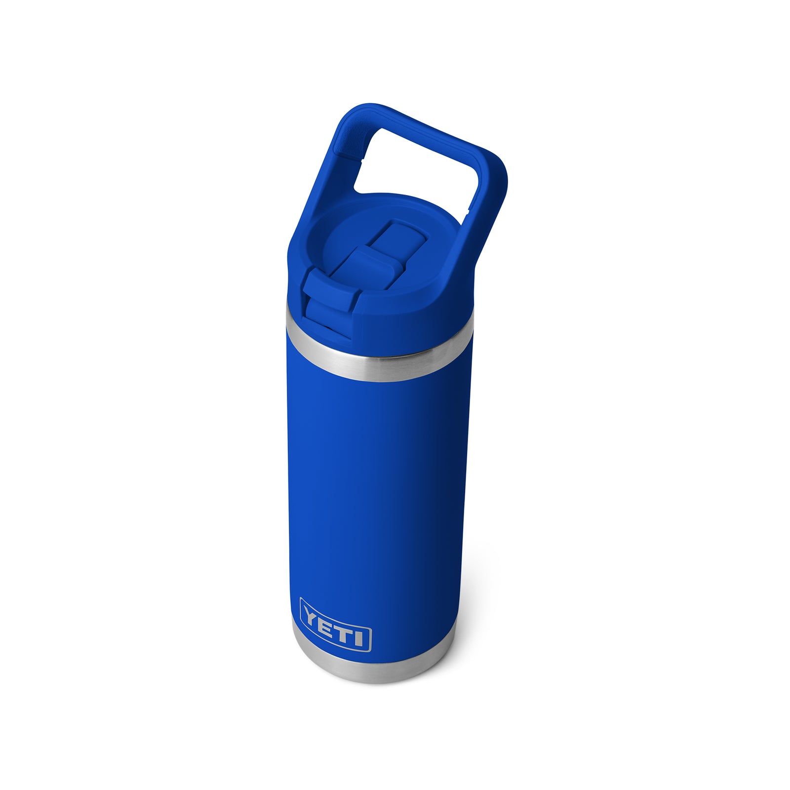 Die YETI® Flasche Rambler 18 Oz Straw Bottle in Royale Blue, eine vakuumisolierte Edelstahl-Trinkflasche mit silbernem Boden und stabilem Griff, ist auf weißem Hintergrund abgebildet.