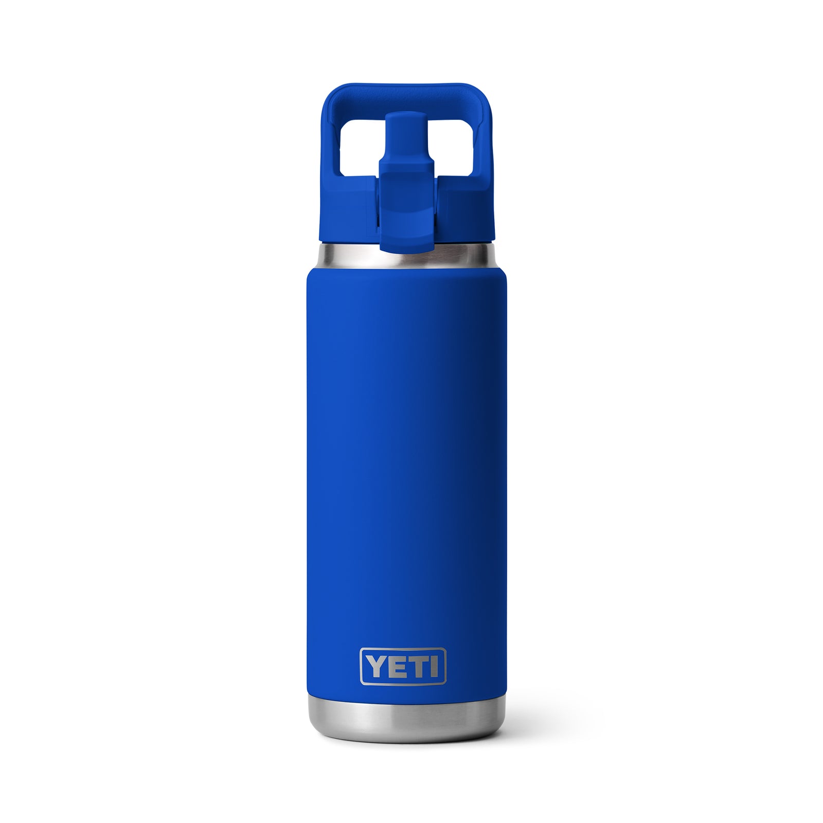 Die YETI® Flasche Rambler 26 Oz Straw in Royale Blue verfügt über eine doppelwandige Vakuumisolierung, einen Deckel mit blauem Griff und das weiße YETI-Logo auf der Vorderseite, das sich stilvoll von einem weißen Hintergrund abhebt.