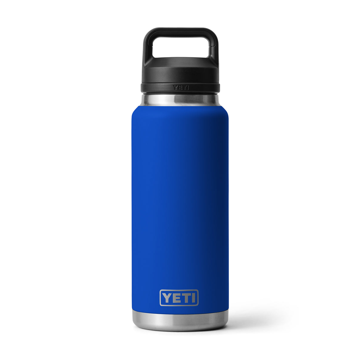 Eine YETI® Flasche Rambler 36 Oz in Royale Blue mit schwarzem Henkeldeckel steht aufrecht auf weißem Hintergrund und bietet dank robuster Vakuumisolierung stundenlang heiße oder kalte Getränke.
