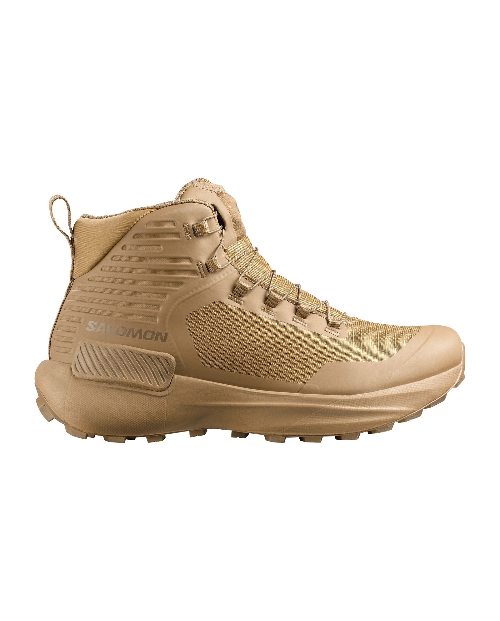 Der Salomon GENESIS FORCES MID - Coyote Brown von SALOMON FORCES ist ein mittelhoher taktischer Stiefel mit robusten Sohlen, strukturiertem Synthetik-Obermaterial, Fersenzugschlaufe, Schnürung und Salomon-Branding - ideal für Wanderungen und Trails.