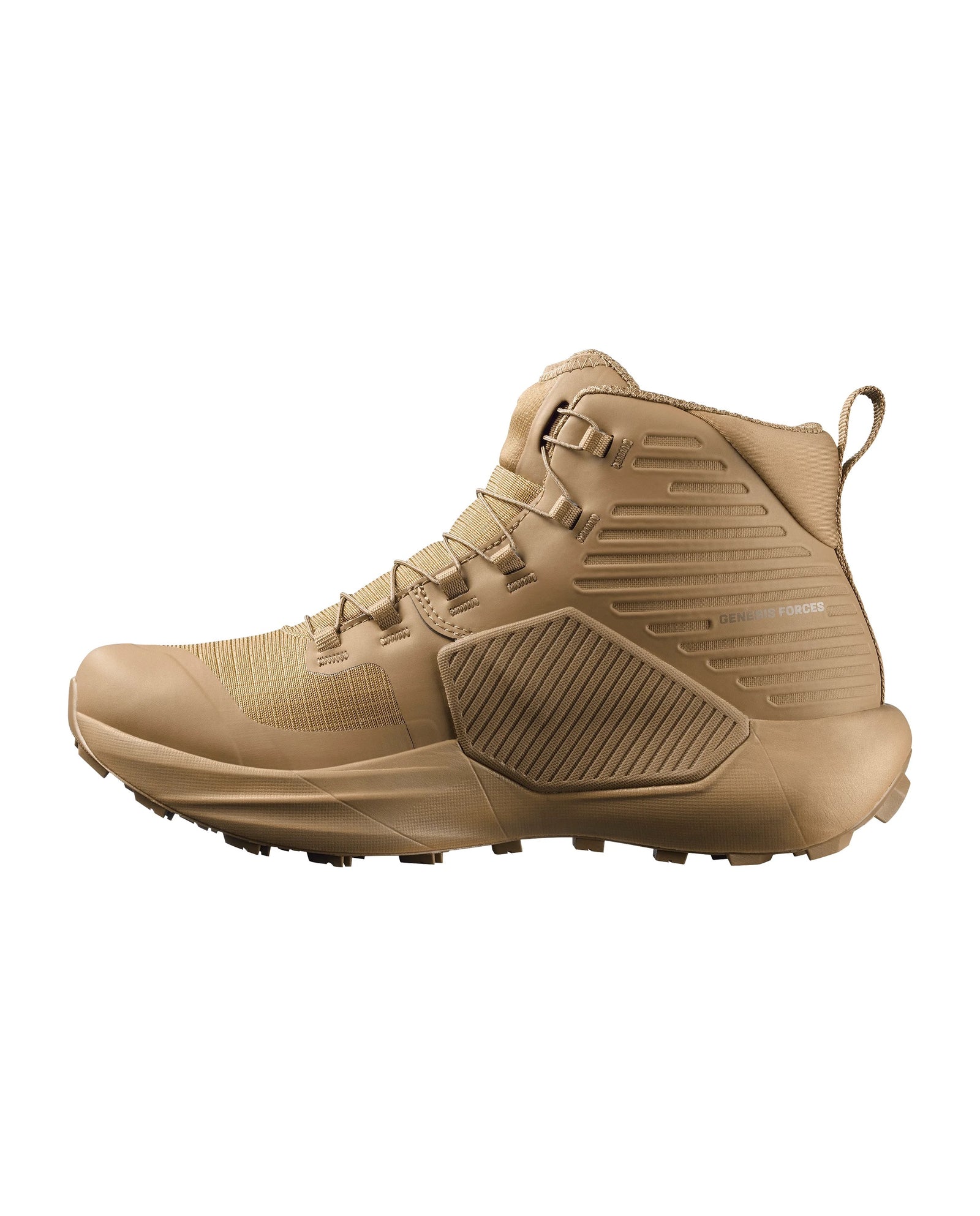 Der SALOMON FORCES GENESIS FORCES MID - Coyote Brown ist ein hellbrauner Mid-Top-Stiefel mit strukturierten Details, robuster Sohle, Schnürung vorne und Zuglasche an der Ferse, der für taktische Haltbarkeit und den Einsatz im Freien entwickelt wurde. Inspiriert durch den Salomon Genesis Forces Mid.
