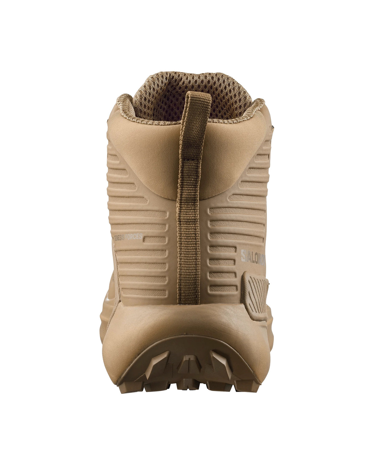 Rückansicht eines SALOMON FORCES GENESIS FORCES MID - Coyote Brown taktischer Stiefel mit gerippter Struktur, Netzfutter, Zuglasche an der Ferse und robuster Sohle für Traktion, dargestellt auf weißem Hintergrund.