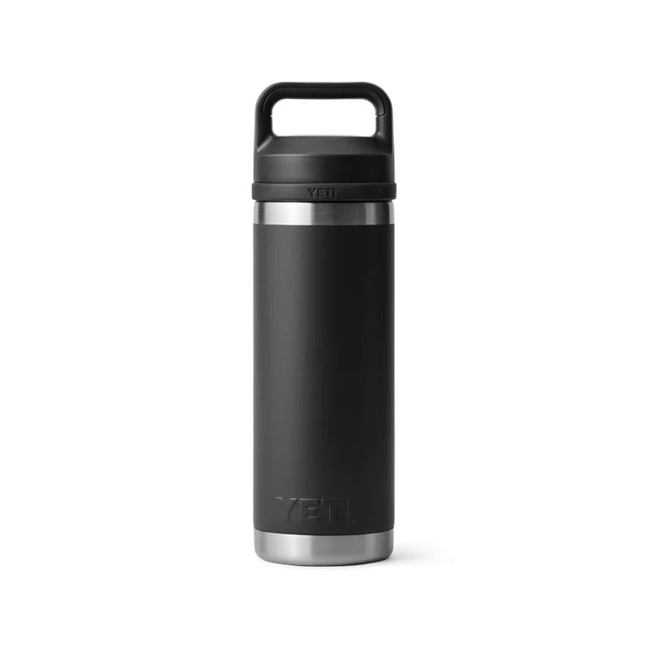 Die YETI® Flasche Rambler 18 Oz in Schwarz verfügt über eine doppelwandige Vakuumisolierung, einen Chug Cap mit Henkel, einen silbernen Boden und ein geprägtes YETI-Logo in der Nähe des Bodens, dargestellt auf einem schlichten weißen Hintergrund.