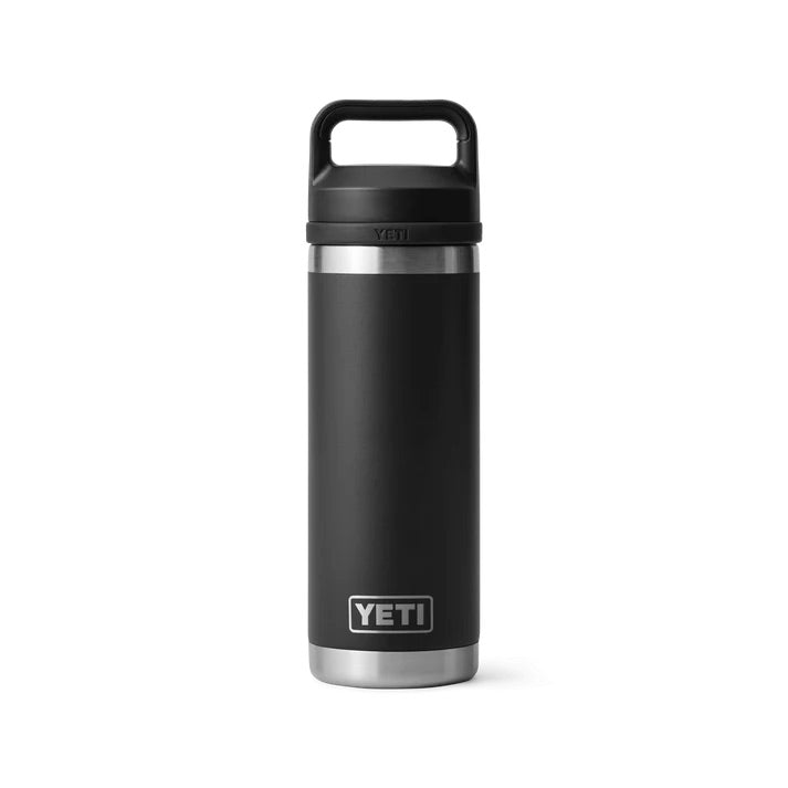 Die YETI® Flasche Rambler 18 Oz - Black, ein Reisebecher aus Edelstahl mit doppelwandiger Vakuumisolierung, Chug Cap Griff und YETI Logo auf der Vorderseite, steht aufrecht vor einem schlichten weißen Hintergrund.