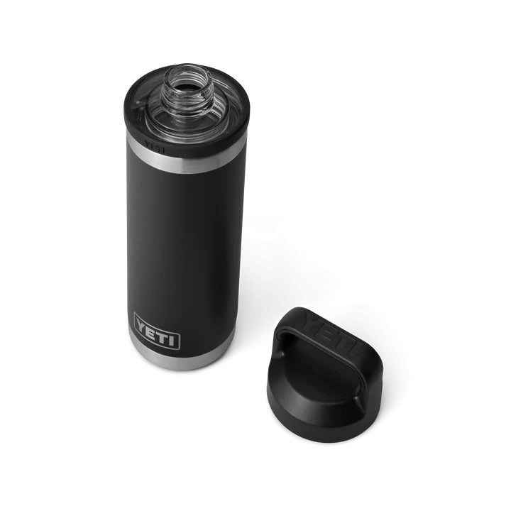 Eine YETI® Flasche Rambler 18 Oz - Black mit doppelwandiger Vakuumisolierung steht aufrecht auf weißem Hintergrund, der Chug Cap Deckel liegt daneben und das offene Mundstück zeigt die Gewinde.