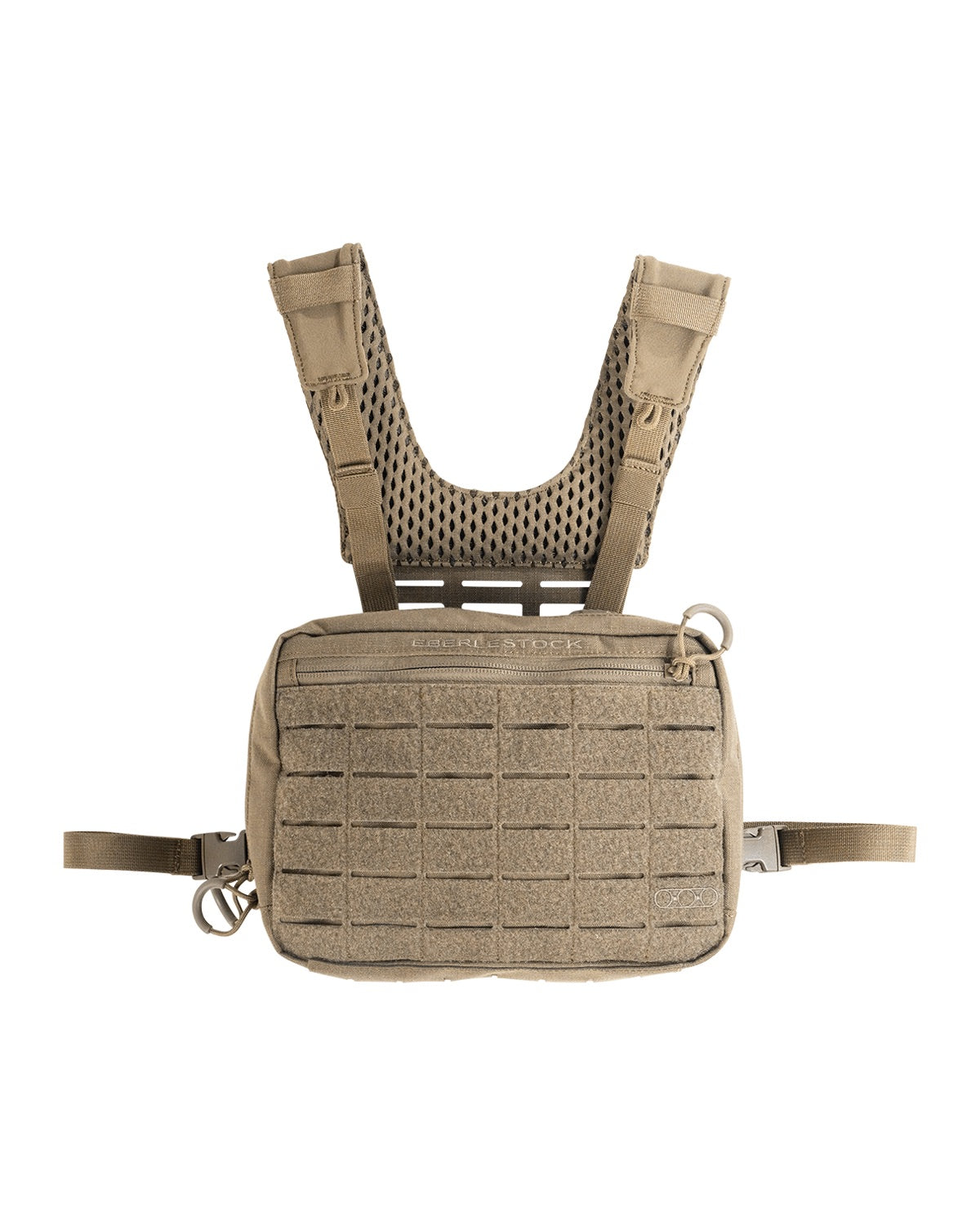 Der EBERLESTOCK Force Chest Pack in Hellbraun verfügt über verstellbare Gurte, eine Netzrückwand, eine Reißverschlusstasche auf der Vorderseite und MOLLE-kompatibles Gurtband zur Befestigung von Ausrüstung, abgebildet auf weißem Hintergrund.