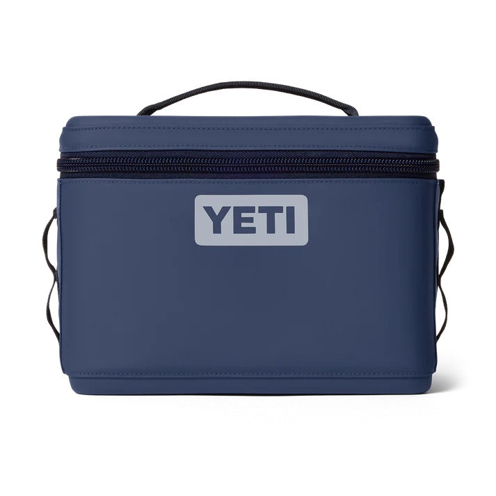 Die YETI® Kühltasche Daytrip 9L in Classic Navy ist eine rechteckige Brotzeittasche mit Reißverschluss, oberem Griff, seitlichen Gurten und auffälligem YETI-Branding - ideal als stylische Lunchbox oder kompakte Kühltasche.