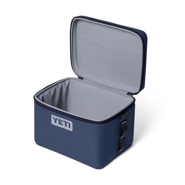 Die YETI® Kühltasche Daytrip 9L in Classic Navy ist offen abgebildet und verfügt über ein graues Innenfach, ein leeres Isolierfach und einen seitlichen Griff - ideal als geräumige 9L Lunchbox oder Isolierbox für Ihre Abenteuer.