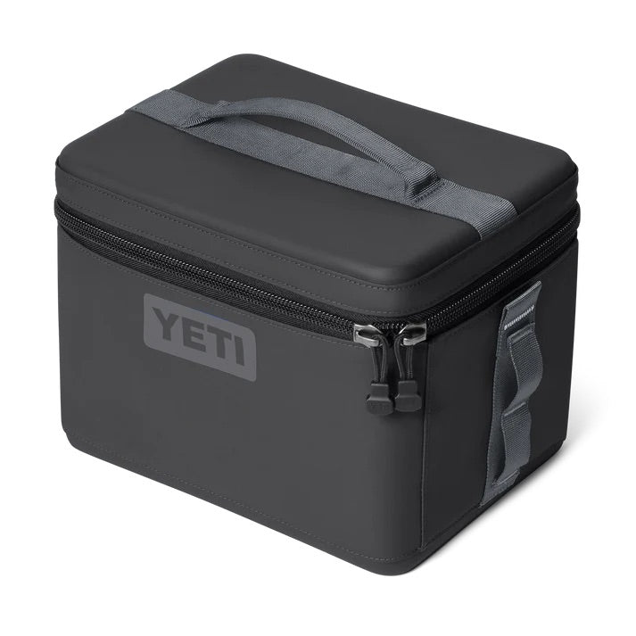 Die YETI® Kühltasche Daytrip 9L in Charcoal, eine rechteckige, weiche Kühltasche mit Tragegriffen oben und an den Seiten sowie doppeltem Reißverschluss, ist vor einem weißen Hintergrund abgebildet.