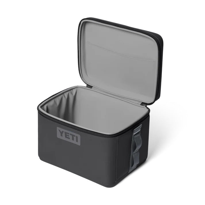 Die YETI® Kühltasche Daytrip 9L in Charcoal, hier mit geöffnetem Deckel, bietet einen geräumigen, isolierten Innenraum und einen praktischen Seitengriff - perfekt, um Dinge unterwegs kühl zu halten.
