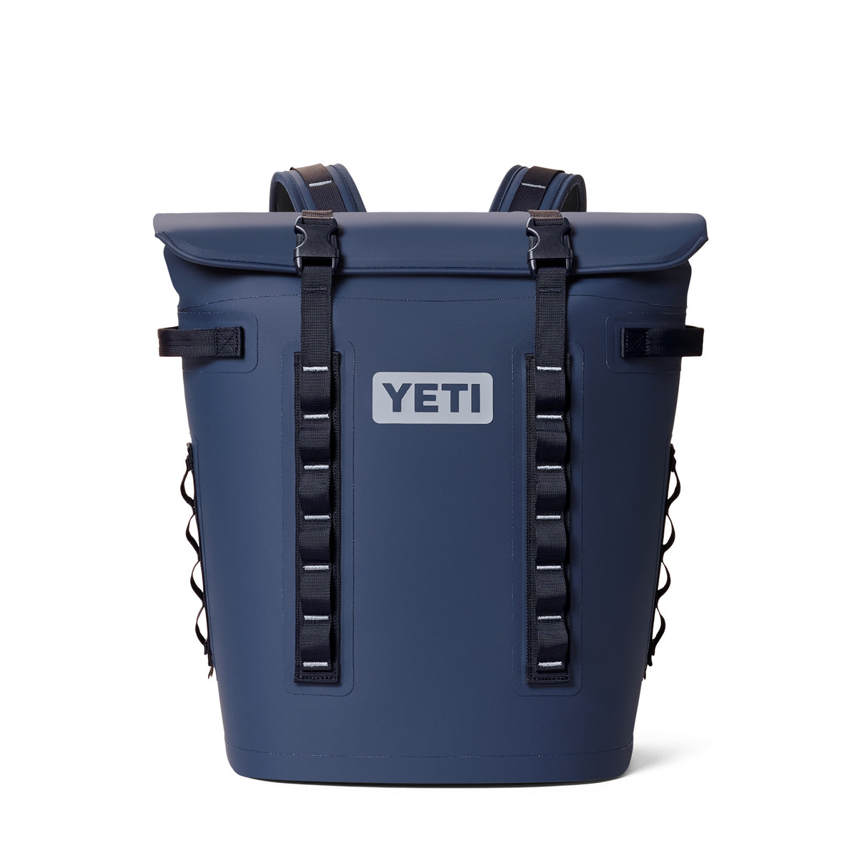 Der YETI® Hopper Backpack M20 in Classic Navy verfügt über eine ColdCell-Isolierung, schwarze Gurte, zwei seitliche Netztaschen und ein weißes YETI-Logo auf der Vorderseite, das sich aufrecht vor einem weißen Hintergrund abhebt.