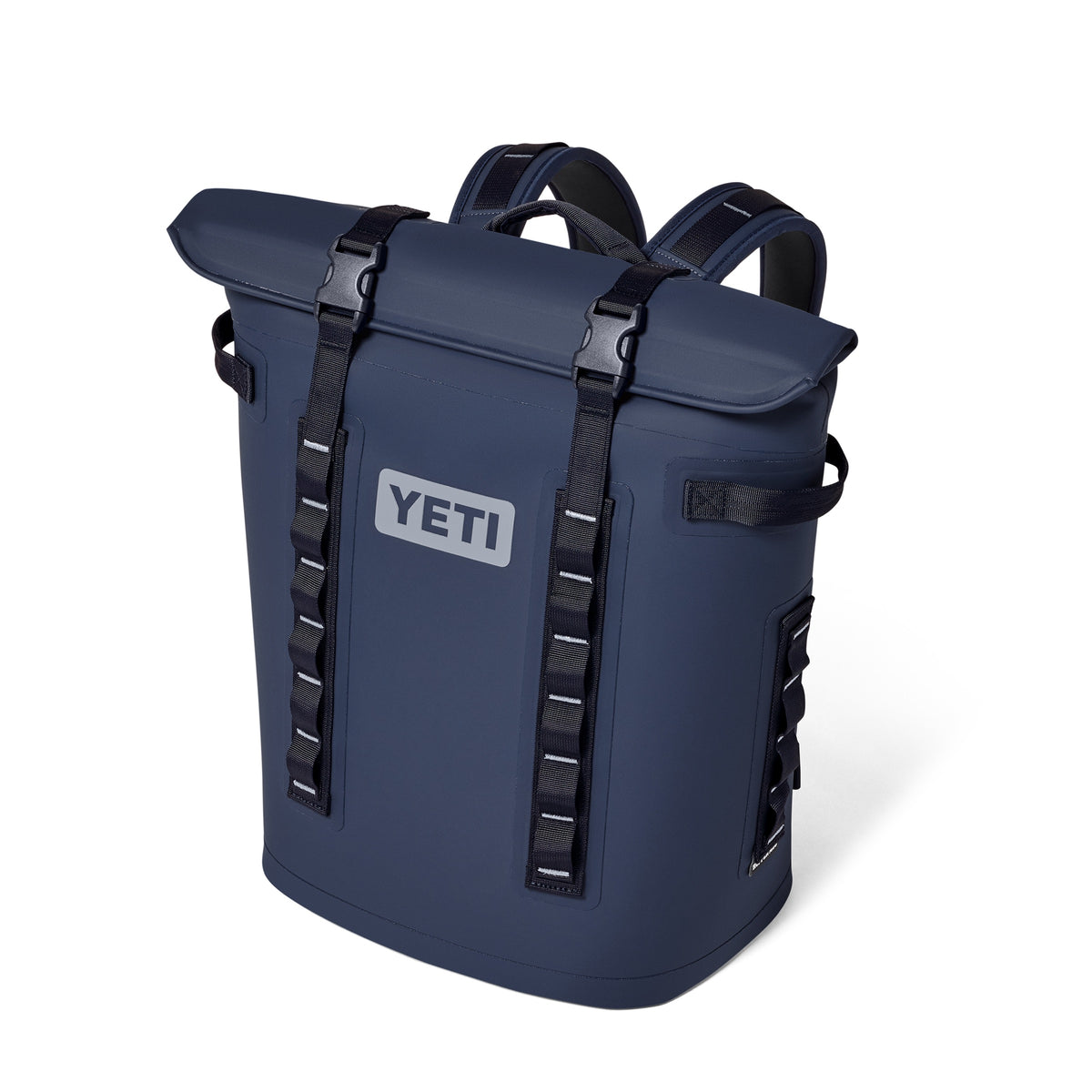 Der YETI® Hopper Backpack M20 in Classic Navy verfügt über schwarze Gurte und Griffe, ColdCell-Isolierung für beste Kühlung, ein rechteckiges YETI-Logo auf der Vorderseite und seitliche Schlaufen zur Befestigung von Ausrüstung.